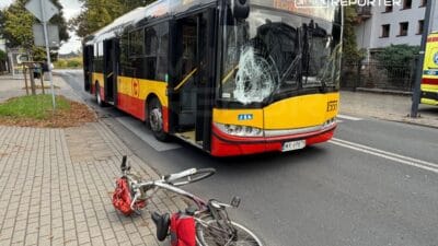 Targ wek te bir otobus bir bisikletliye ciddi sekilde carpti 76 yasindaki adam yaya gecidinden geciyordu uc yolcu yere savruldu 16080