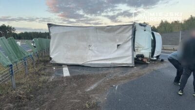 Teslimat araci s8 yolu uzerinde yan yatti trafikte buyuk aksama 15189