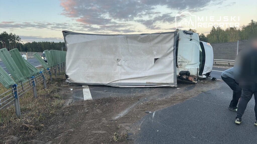 Teslimat araci s8 yolu uzerinde yan yatti trafikte buyuk aksama 15189