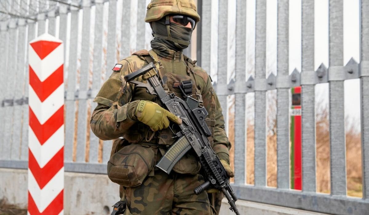 Tiflis te polonyali sinir muhafizlarina saldiri servisler saldirganlari yakaladi 16098