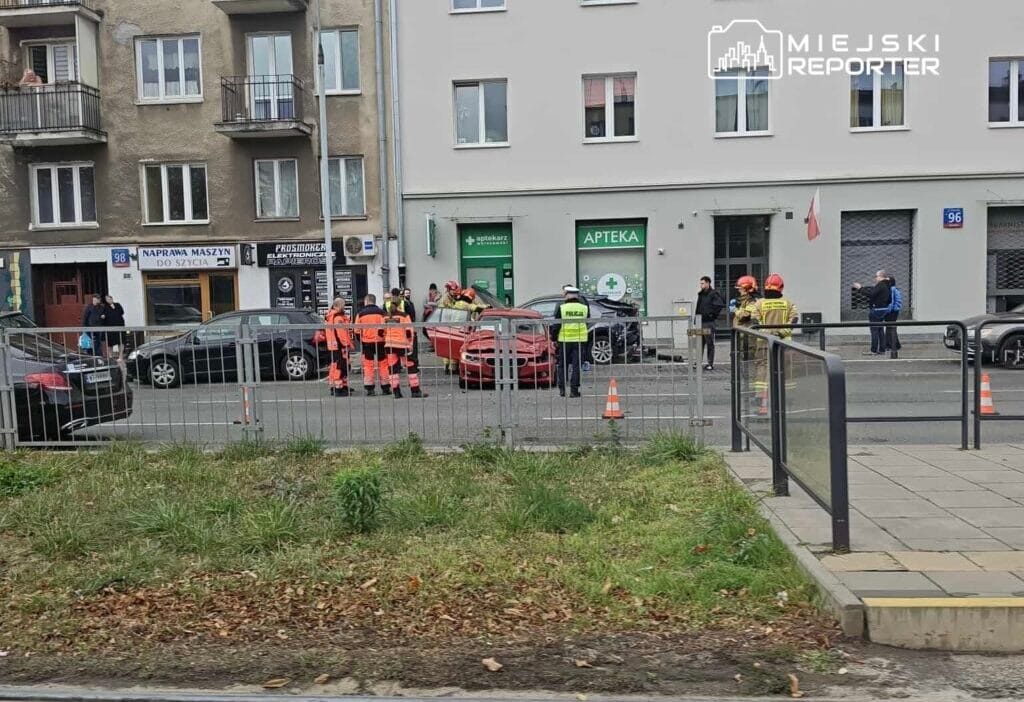 Toyota ile carpistiktan sonra bmw park halindeki iki araca carpti 15153