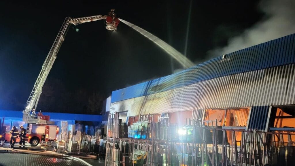 tr jmiasto yakinlarinda buyuk bir salon yangini bir pencere fabrikasi yaniyor 80 itfaiyeci is basinda 17342