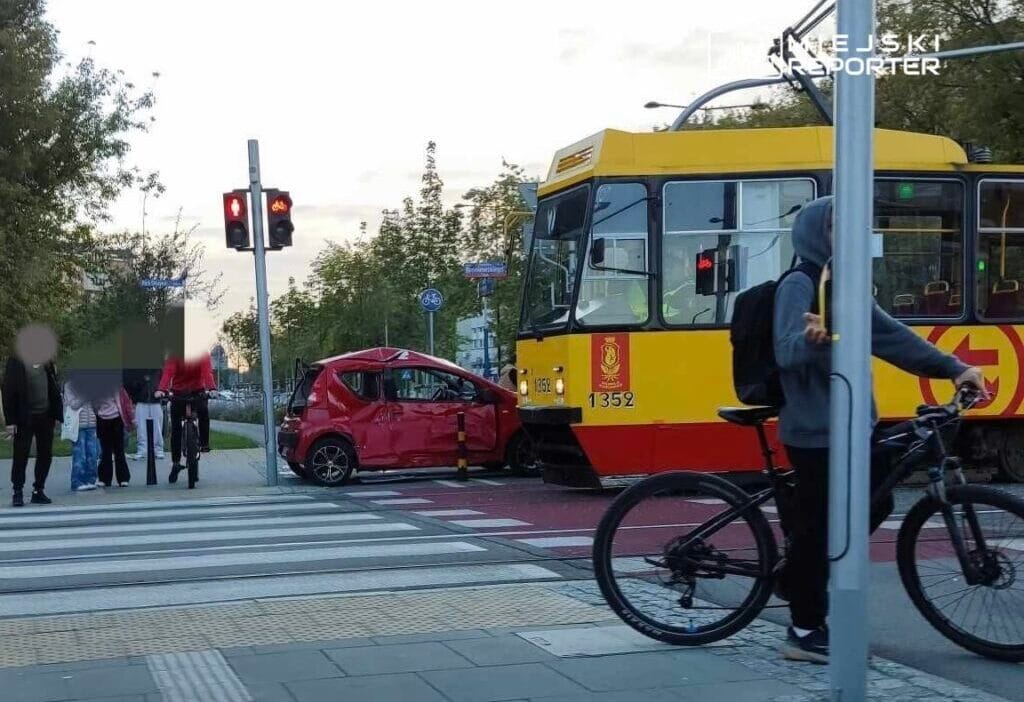 Tramvay ile otomobil carpisti bir kisi yaralandi 14859