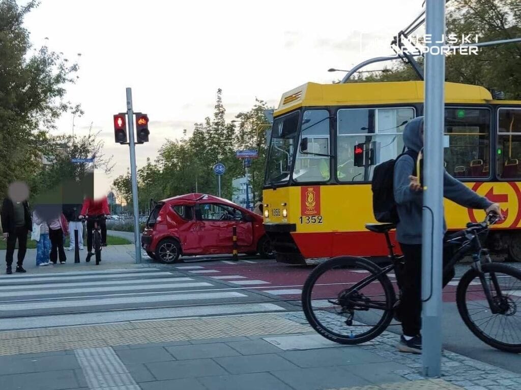 tramvay ile otomobil carpisti bir kisi yaralandi 14859