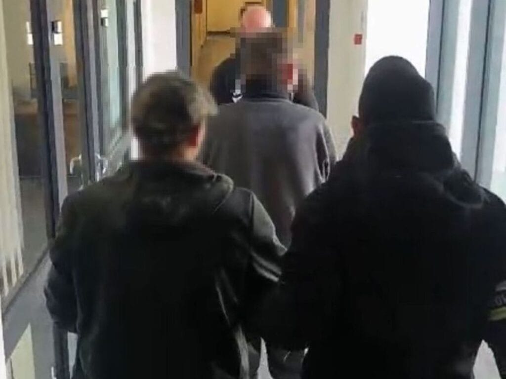 trende icinde 48 000 sterlin degerinde esya bulunan bir bavul caldilar bir tanesinden haberleri yoktu 17619