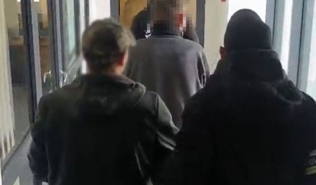 Trende icinde 48 000 sterlin degerinde esya bulunan bir bavul caldilar bir tanesinden haberleri yoktu 17619