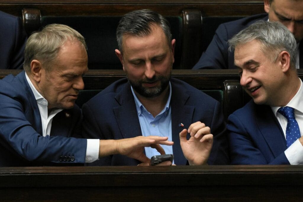 tusk hukumeti gorev suresinin sonuna kadar ayakta kalabilecek mi polonyalilar konustu sondage 17973