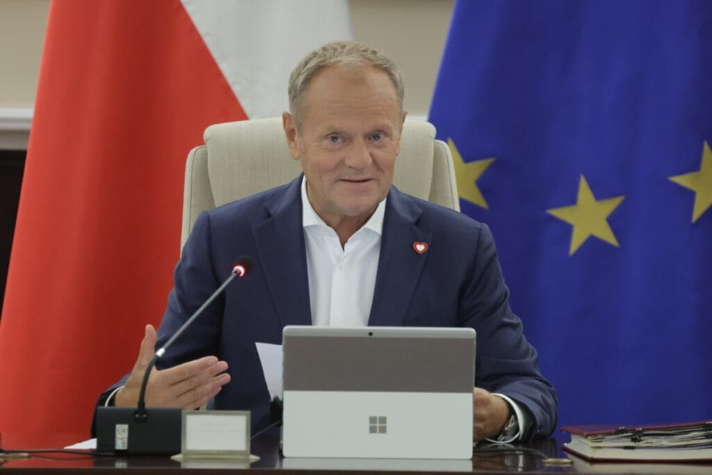 tusk in calinan lexus marka araci basbakan in sopot taki evinin onunde geri dondu araba sop gorevlileri tarafindan korunuyor 16898