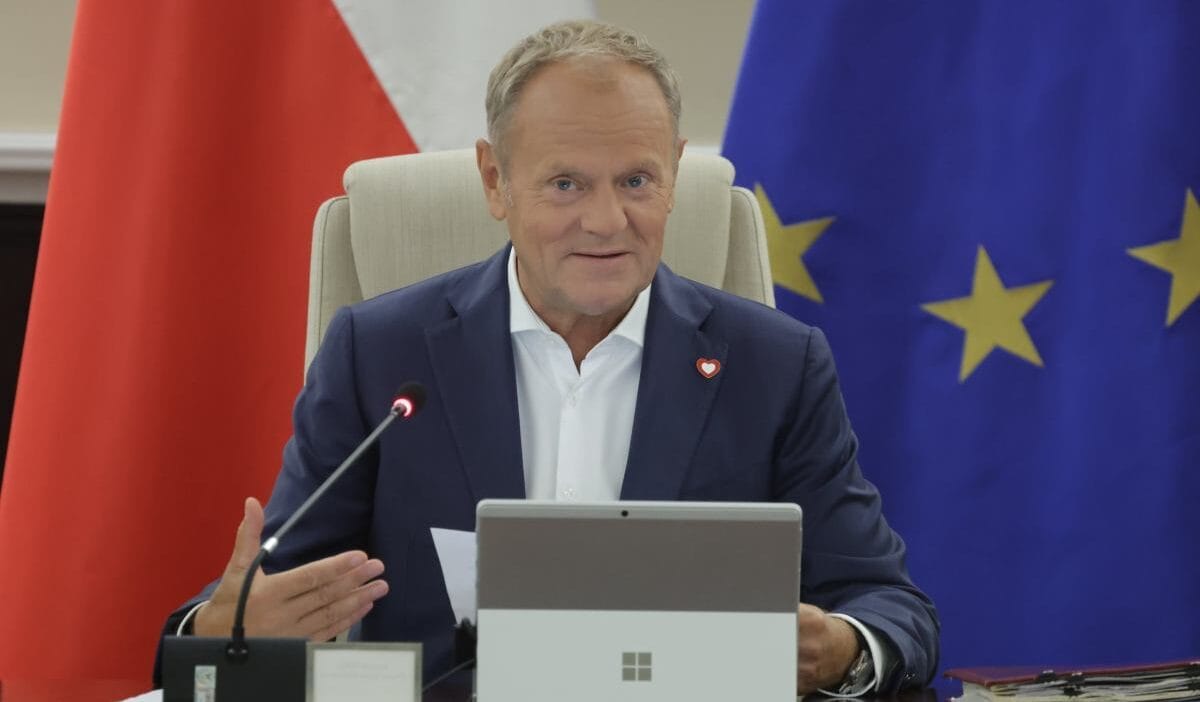 Tusk in calinan lexus marka araci basbakan in sopot taki evinin onunde geri dondu araba sop gorevlileri tarafindan korunuyor 16898