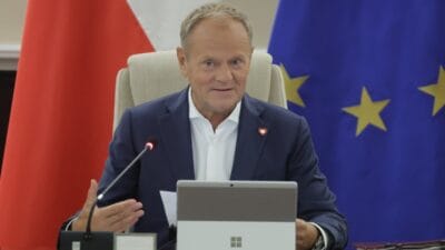 Tusk in calinan lexus marka araci basbakan in sopot taki evinin onunde geri dondu araba sop gorevlileri tarafindan korunuyor 16898