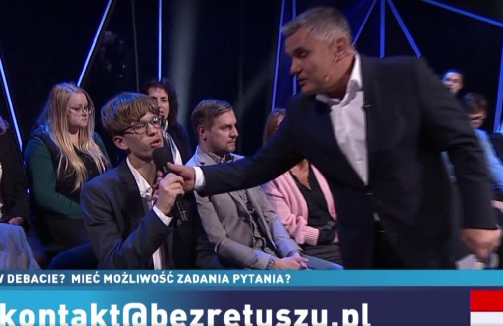 tvp info studyosunda catisma bir konfederasyon genclik aktivisti czyz i kizdirdi mikrofonu elinden kapti 16877