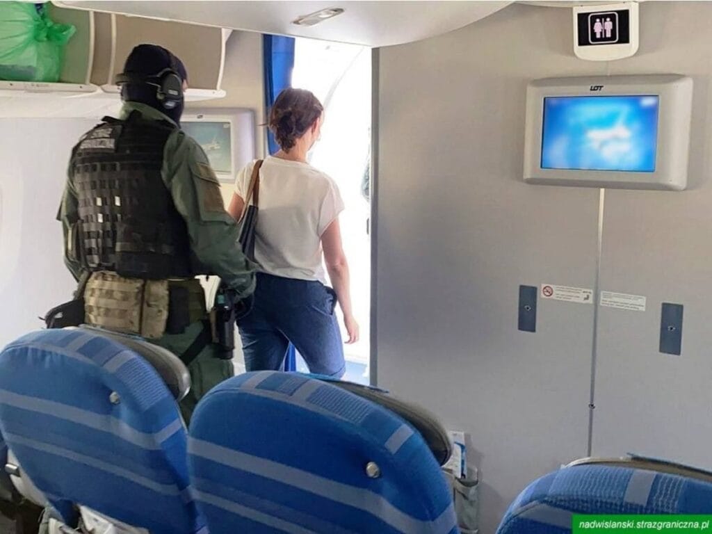 ucakta olay cikti sinir muhafizlari kavgaci alman kadina mudahale etti 17766