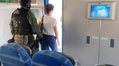 Ucakta olay cikti sinir muhafizlari kavgaci alman kadina mudahale etti 17766