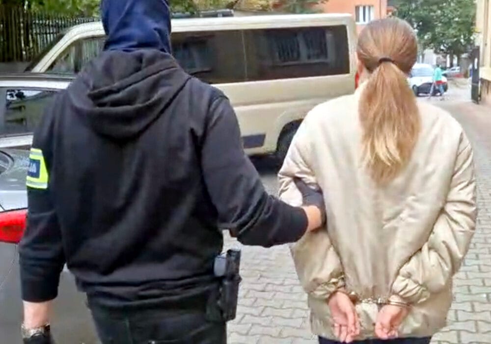 Umman vatandasi ve polonyali kadina 14 kilogram esrar bulundurmaktan tutuklama 14637