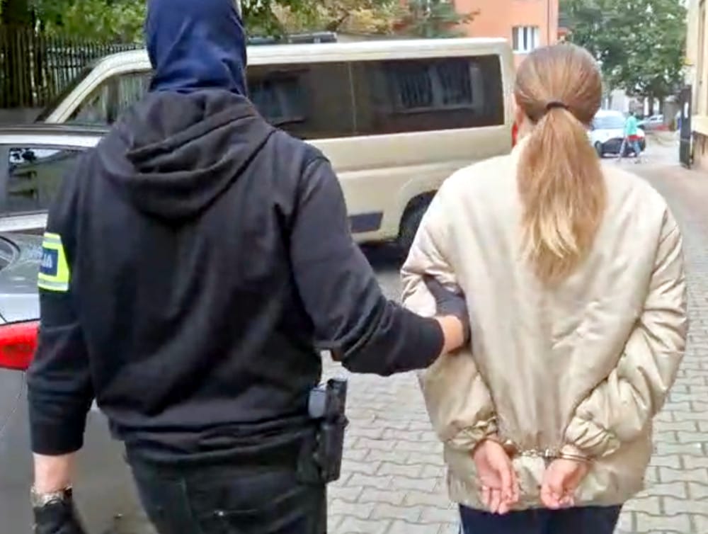 umman vatandasi ve polonyali kadina 14 kilogram esrar bulundurmaktan tutuklama 14637