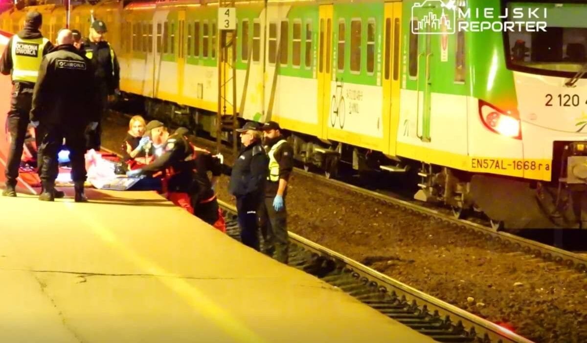 Varsova da bir istasyonda dram 19 yasindaki genc platform ile tren arasina dustu 17009