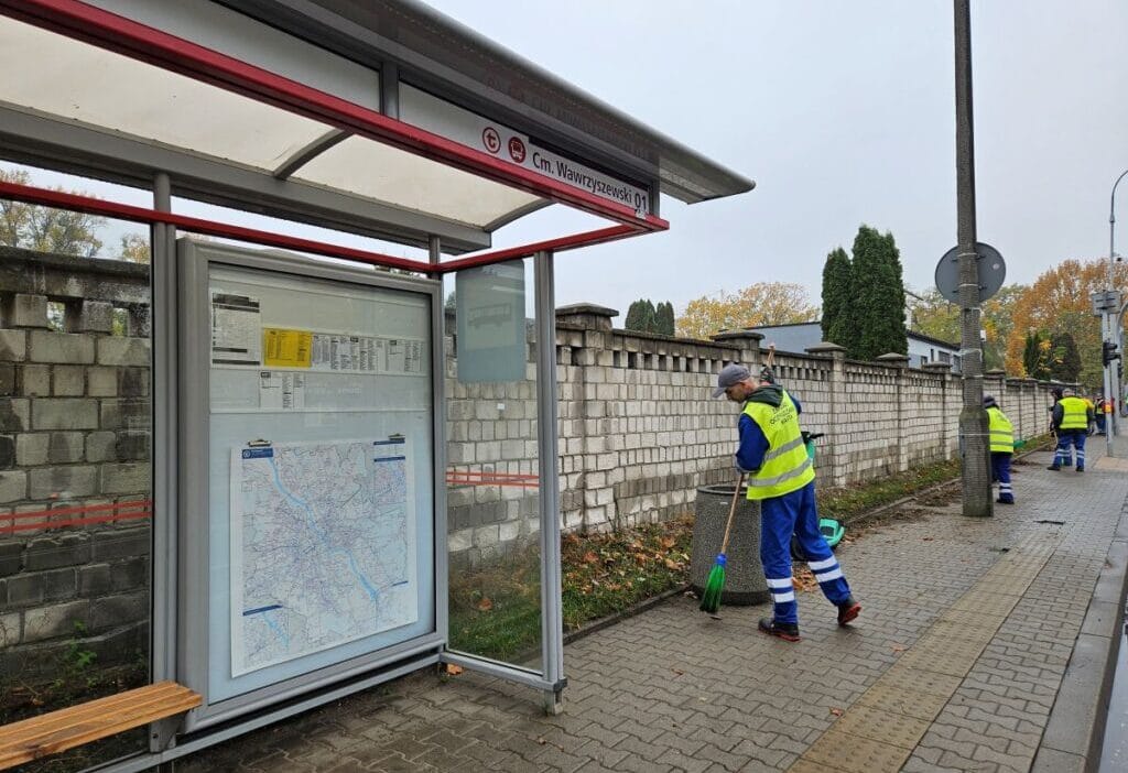 Varsova da mezarlik temizligi 19872