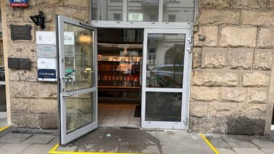 Varsova da po ofislerine saldiri failler bir molotof kokteyli firlatti skandal 17772