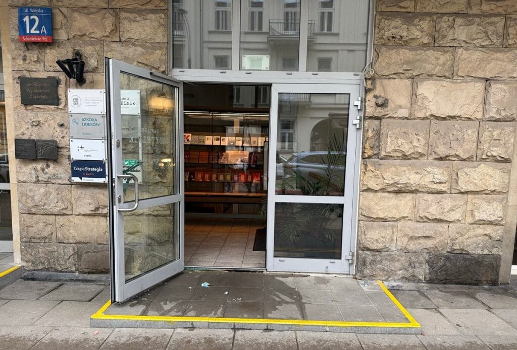 varsova da po ofislerine saldiri failler molotof kokteyli atmistir skandal 17742