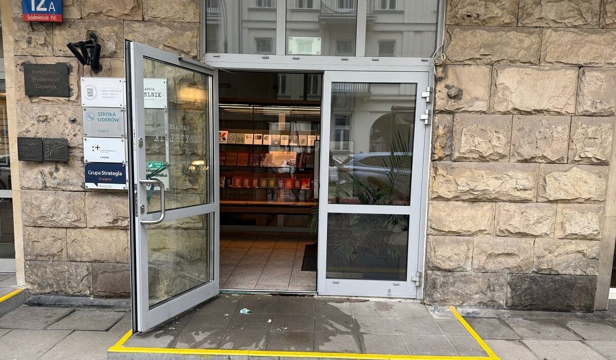 Varsova da po ofislerine saldiri failler molotof kokteyli atmistir skandal 17742