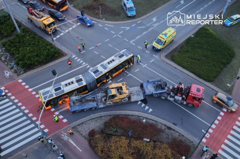 varsova da tehlikeli kaza bir kamyon bir otobuse carpti yaralilar var 18938