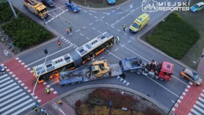 Varsova da tehlikeli kaza bir kamyon bir otobuse carpti yaralilar var 18938
