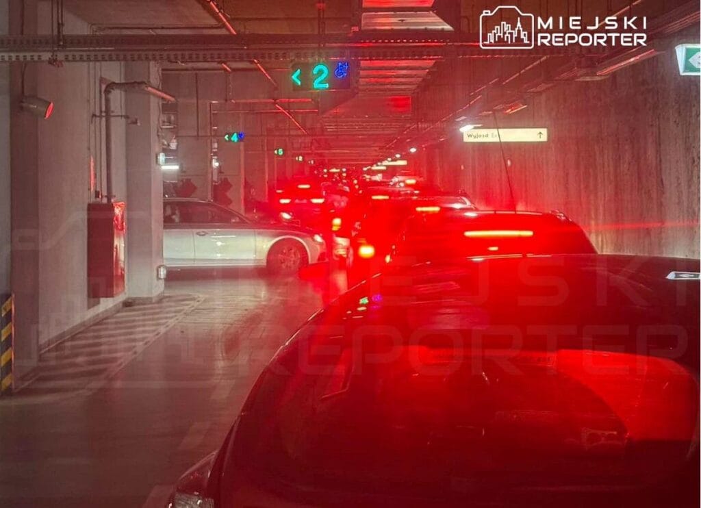 varsova daki alisveris merkezleri felc oldu suruculer yeralti otoparkinda mahsur kaldi 3 saat boyunca bile 16535