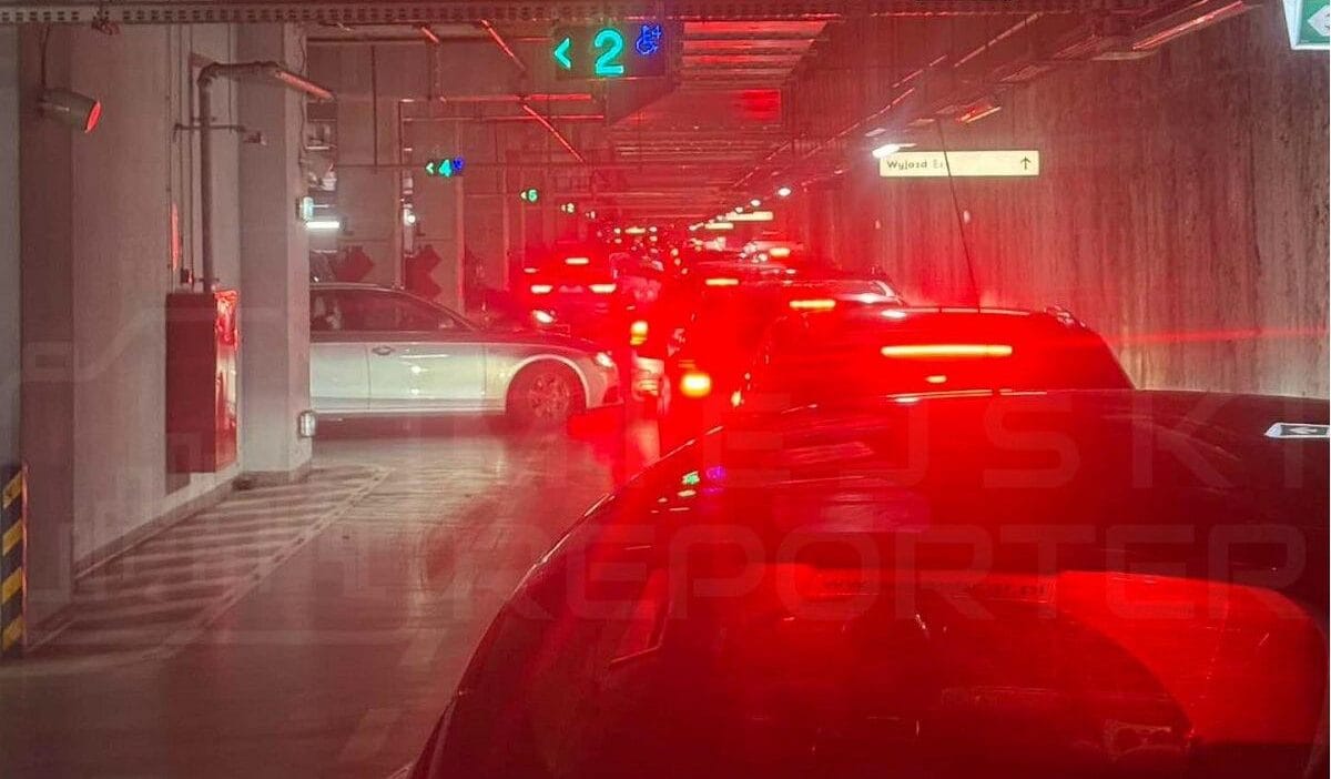 Varsova daki alisveris merkezleri felc oldu suruculer yeralti otoparkinda mahsur kaldi 3 saat boyunca bile 16535