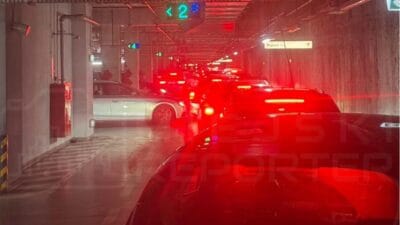 Varsova daki alisveris merkezleri felc oldu suruculer yeralti otoparkinda mahsur kaldi 3 saat boyunca bile 16535