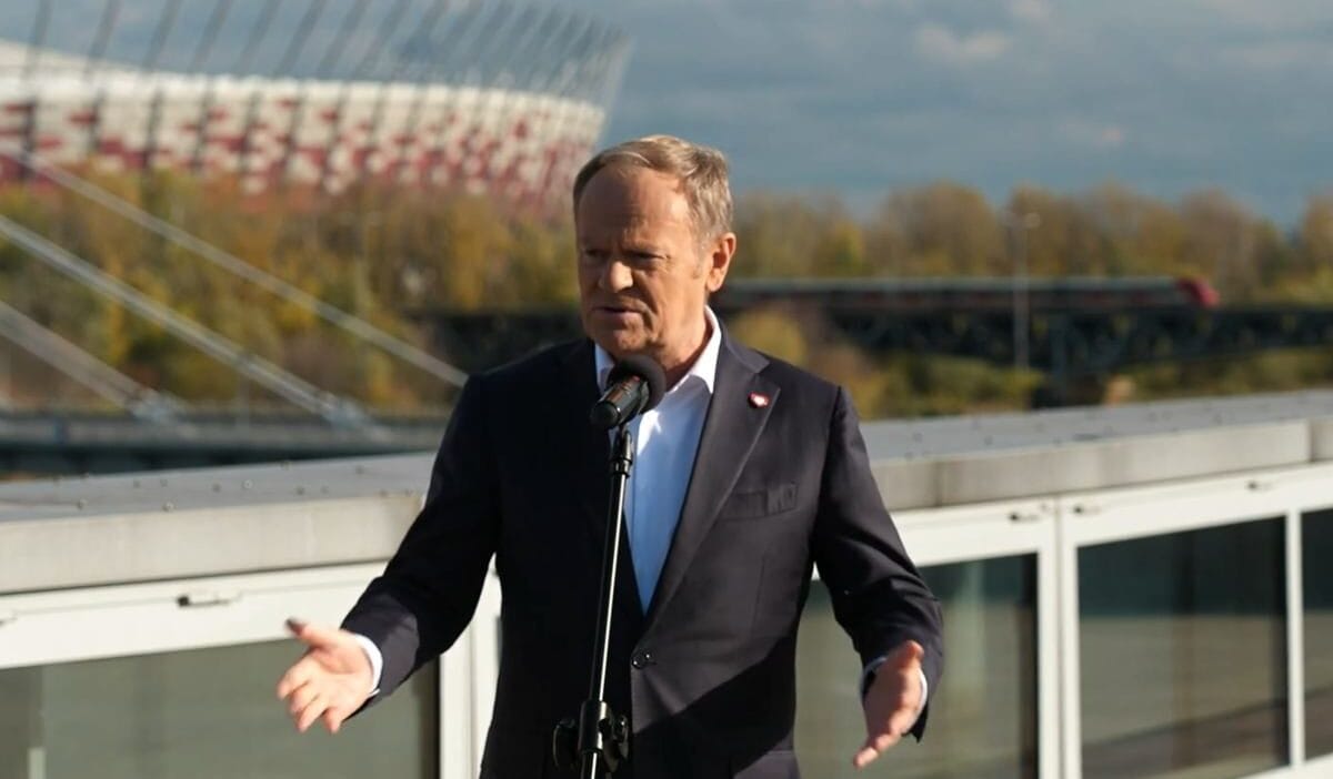 Varsova daki basbakanlik konferansinda yasanan olay tusk bu adam da ne 19353