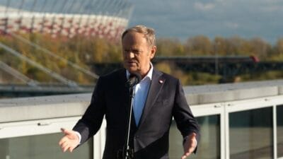 Varsova daki basbakanlik konferansinda yasanan olay tusk bu adam da ne 19353