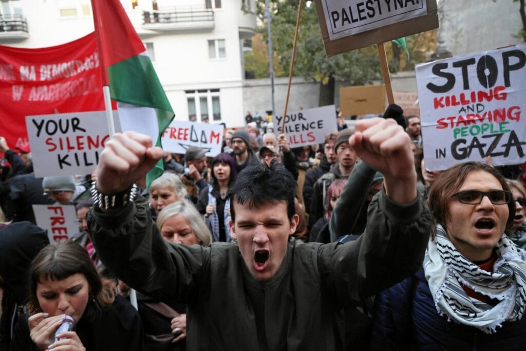 varsova gazze ye dogru yola cikan filo protesto edildi i srail buyukelciligi boyandi disisleri bakanligi nin camlari kirildi 14688