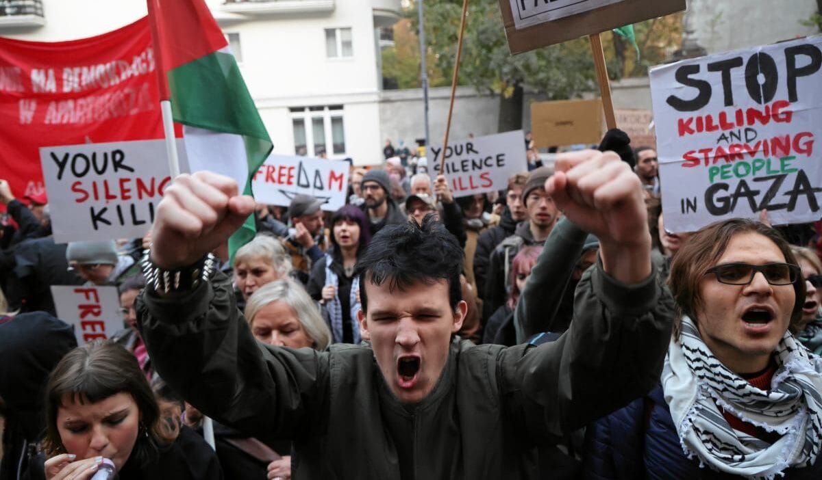 Varsova gazze ye dogru yola cikan filo protesto edildi i srail buyukelciligi boyandi disisleri bakanligi nin camlari kirildi 14688