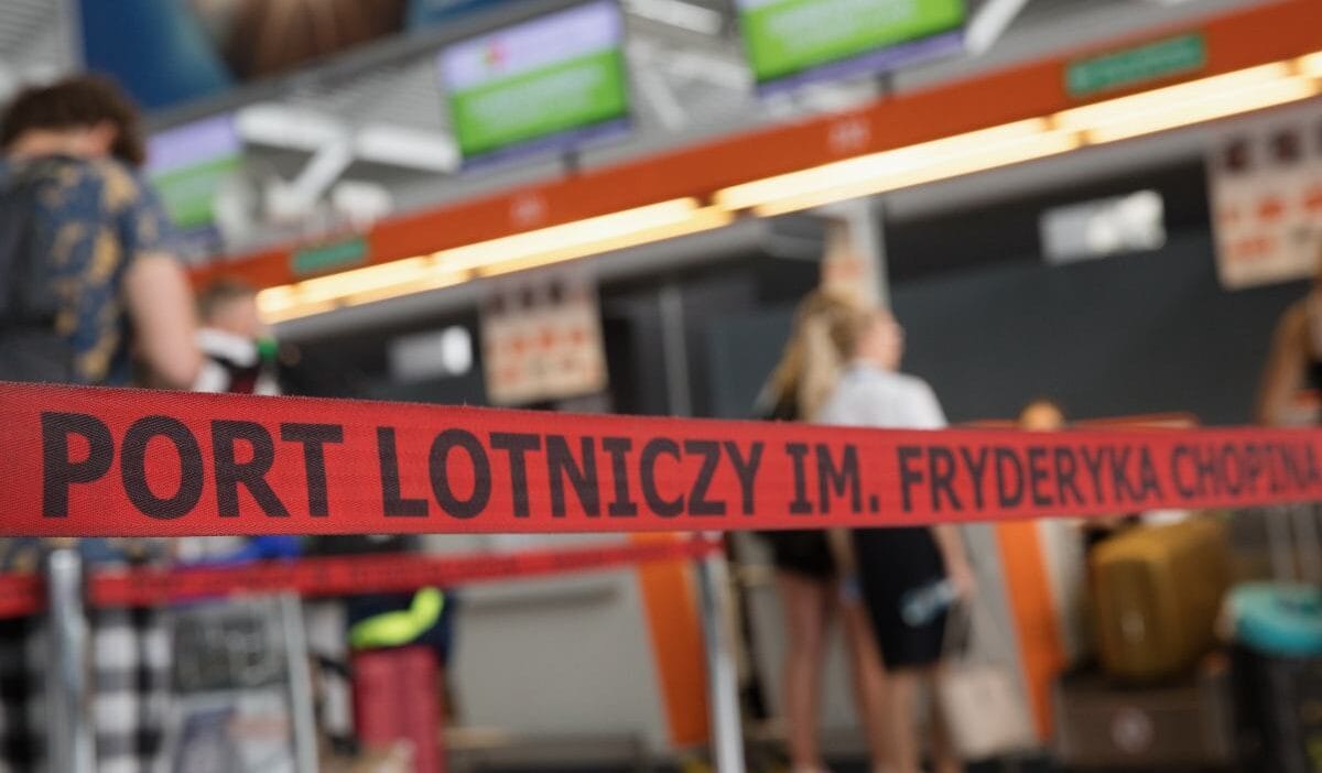 Varsova havaalaninda 79 yasindaki bir adami gozaltina aldilar sok edici guc 18857