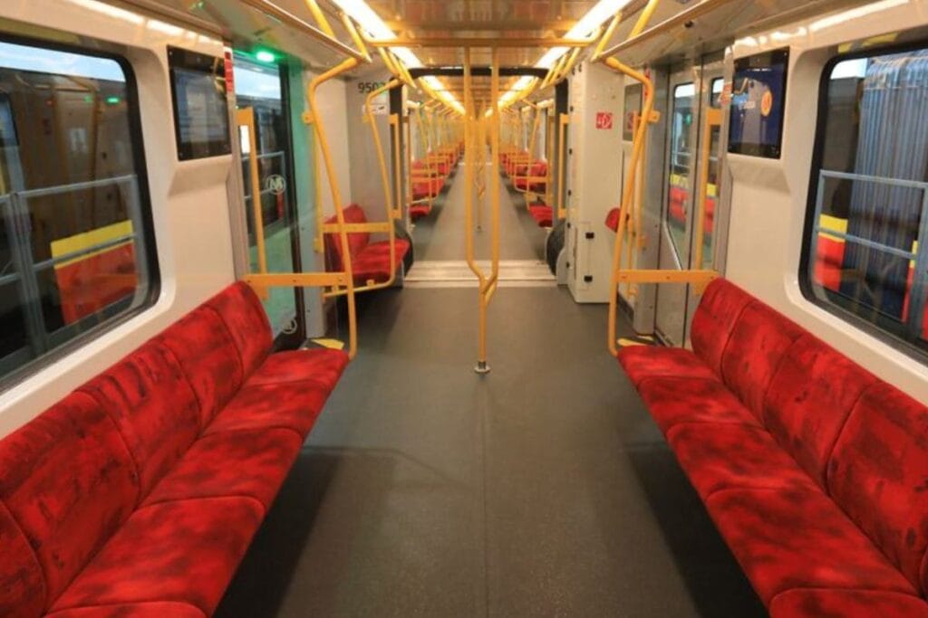 varsova metrosunda alisilmadik bir olay yasandi birkac istasyon hizmet disi kaldi 17048