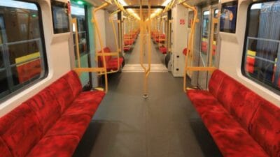 Varsova metrosunda alisilmadik bir olay yasandi birkac istasyon hizmet disi kaldi 17048