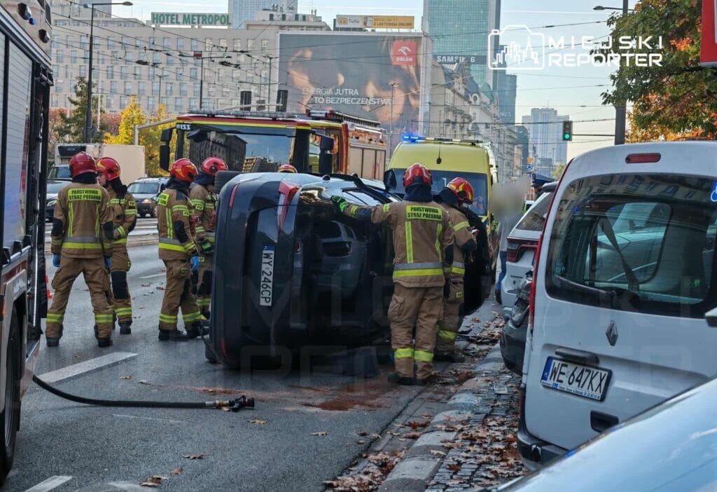 Varsova nin merkezinde 4 arac carpisti araclardan biri yan yatti 18869
