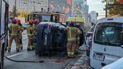 Varsova nin merkezinde 4 arac carpisti araclardan biri yan yatti 18869