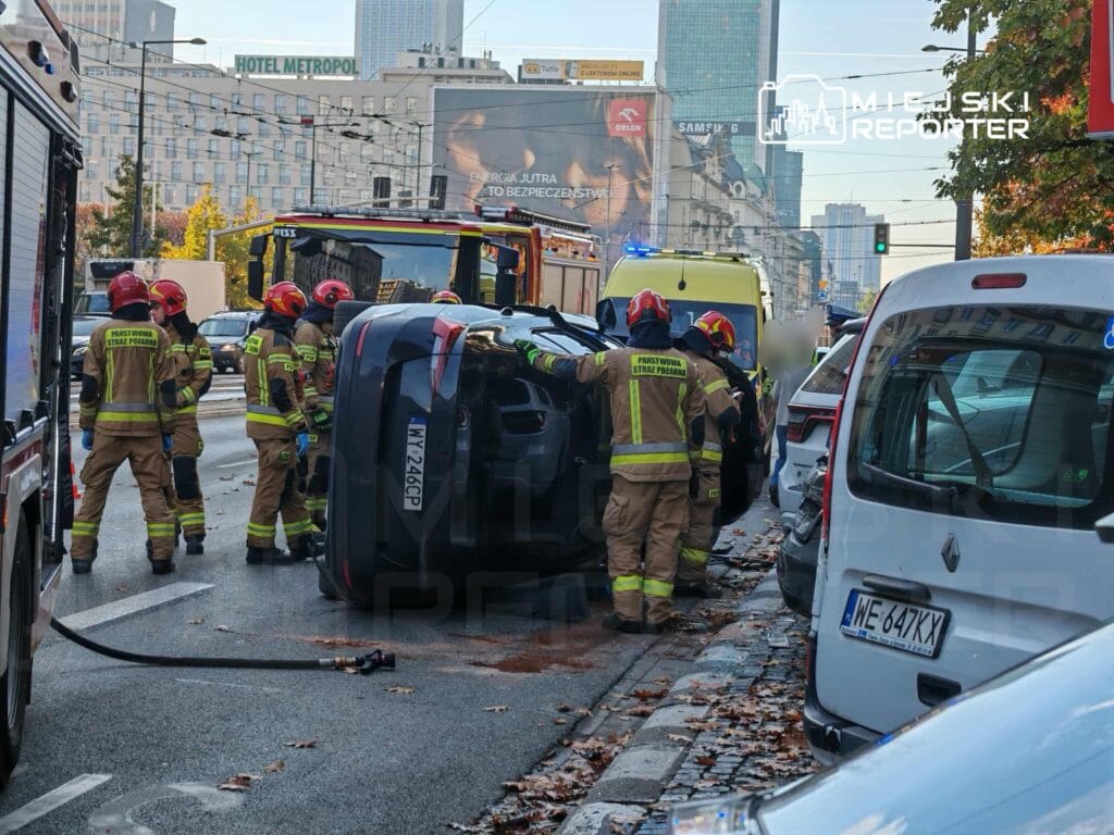 varsova nin merkezinde 4 arac carpisti araclardan biri yan yatti 18869