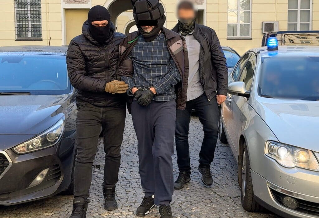 Varsova polisi tarafindan gozaltina alinan krzysztof b savcilik suclamalarini dinleyecek 18246