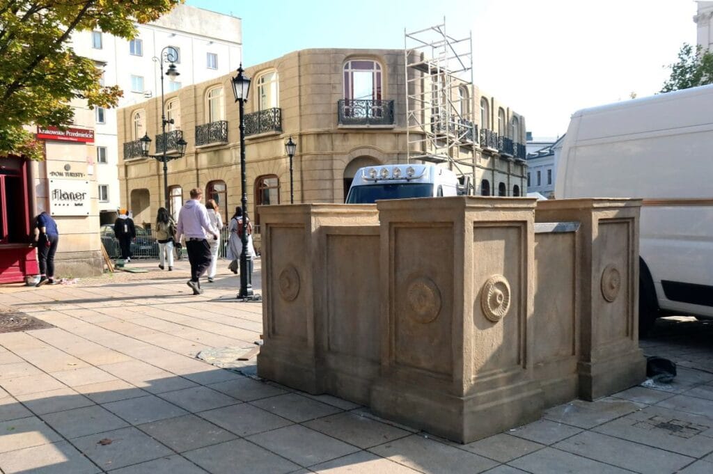 varsova sakinlerine alisilmadik cagri televizyonlarin kapatilmasini istiyorlar 16637