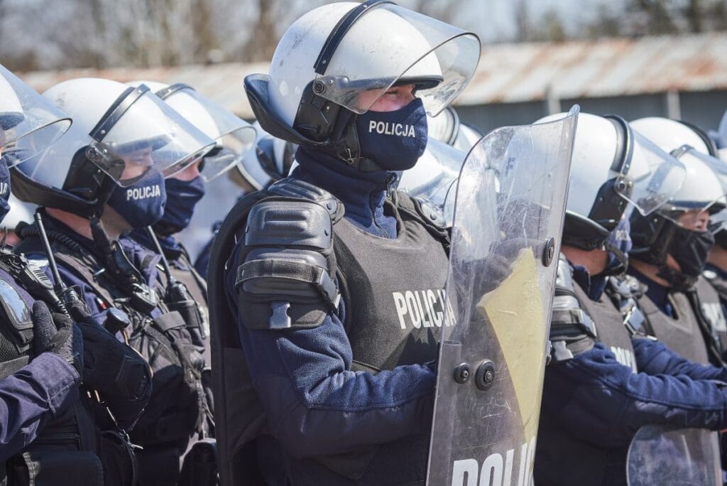 varsova uzerinde dronlar ve duman servisler acikliyor sakin olmaya cagiriyoruz 18764