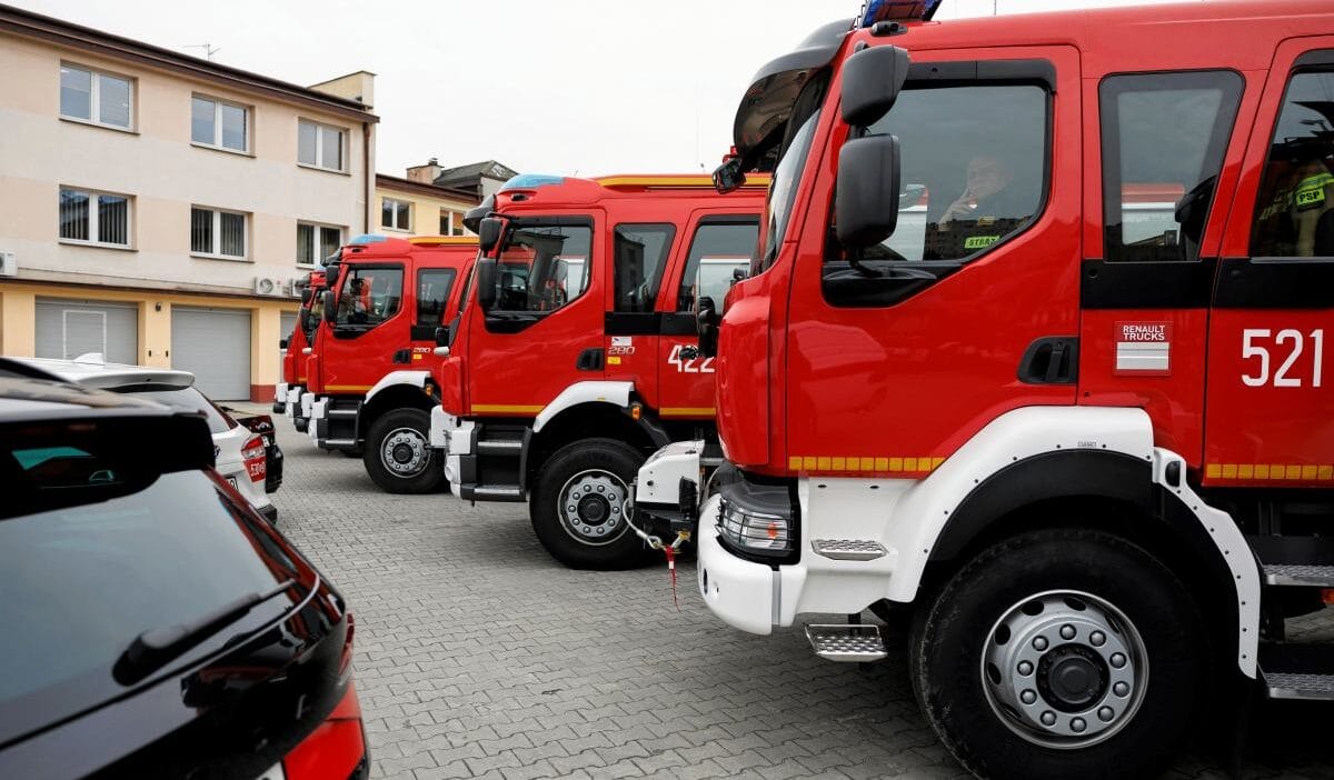 Varsova yakinlarindaki bir okulun tahliyesi 800 den fazla insan binayi terk etti ne oldugunu biliyoruz 14631