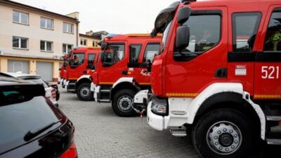 Varsova yakinlarindaki bir okulun tahliyesi 800 den fazla insan binayi terk etti ne oldugunu biliyoruz 14631