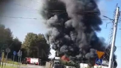 Varşova yakınlarındaki bir salon yanıyor. Çok sayıda itfaiye gücü ve kaynağı olay yerinde 4 Varsova yakinlarindaki bir salon yaniyor cok sayida itfaiye gucu ve kaynagi olay yerinde 14526