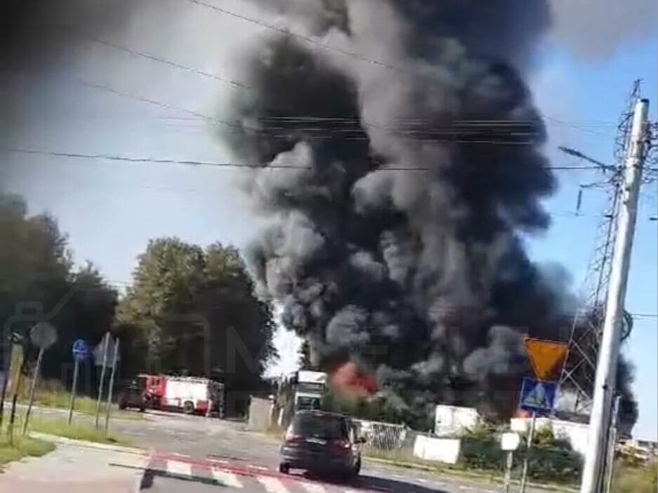 Varsova yakinlarindaki bir salon yaniyor cok sayida itfaiye gucu ve kaynagi olay yerinde 14526