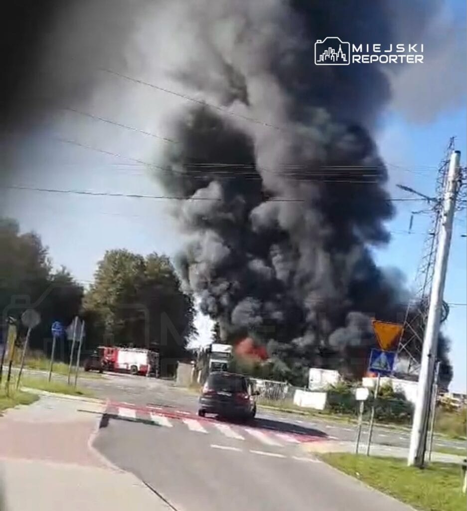 varsova yakinlarindaki bir salon yaniyor cok sayida itfaiye gucu ve kaynagi olay yerinde 14526