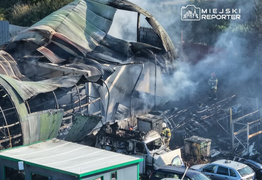 Varsova yakinlarindaki bir salonda yangin cati yapisinin bir kismi coktu 14568