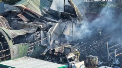 Varsova yakinlarindaki bir salonda yangin cati yapisinin bir kismi coktu 14568