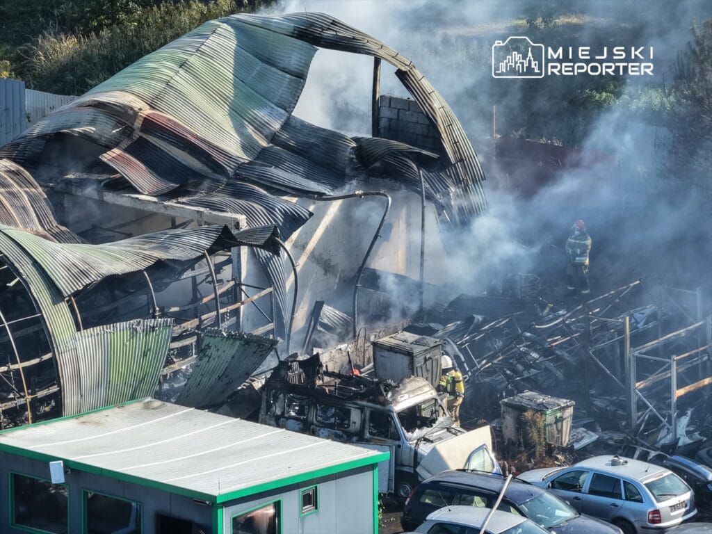 varsova yakinlarindaki bir salonda yangin cati yapisinin bir kismi coktu 14568